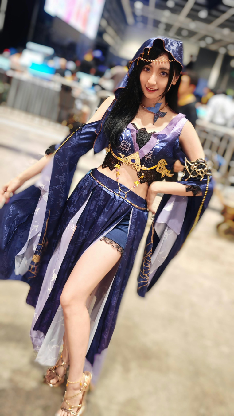 《香港動漫電玩節》迷倒萬千宅男，九頭身超辣美女Coser，被曝竟是男生？
