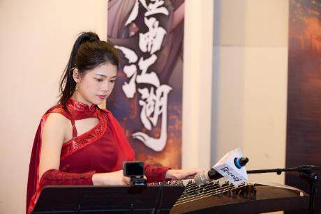一張含有 音樂, 服裝, 人員, 鋼琴 的圖片

自動產生的描述